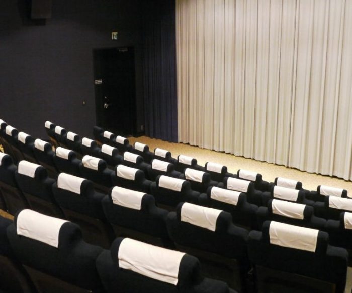 【芸能裏話】映画の制作発表トークイベント で衣裳協力したのはフリル袖と リボンが可愛いオープンショル ダーブラウスLL-5L