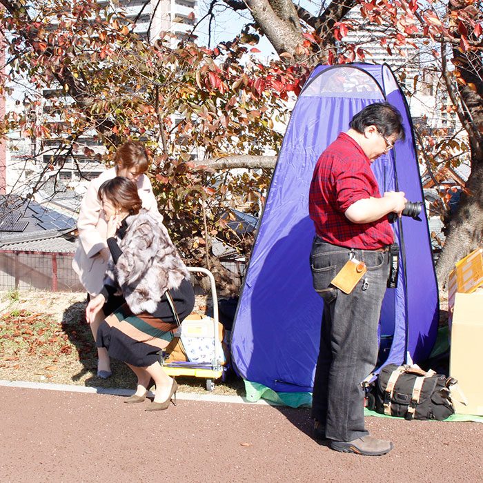 【スタッフコラム】寒い日も笑顔のロケ班がおくる「今日の新作」ができるまで