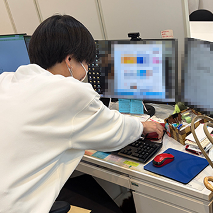 【デスクを見れば性格が分かる！？】スタッフのデスク事情をのぞき見👀