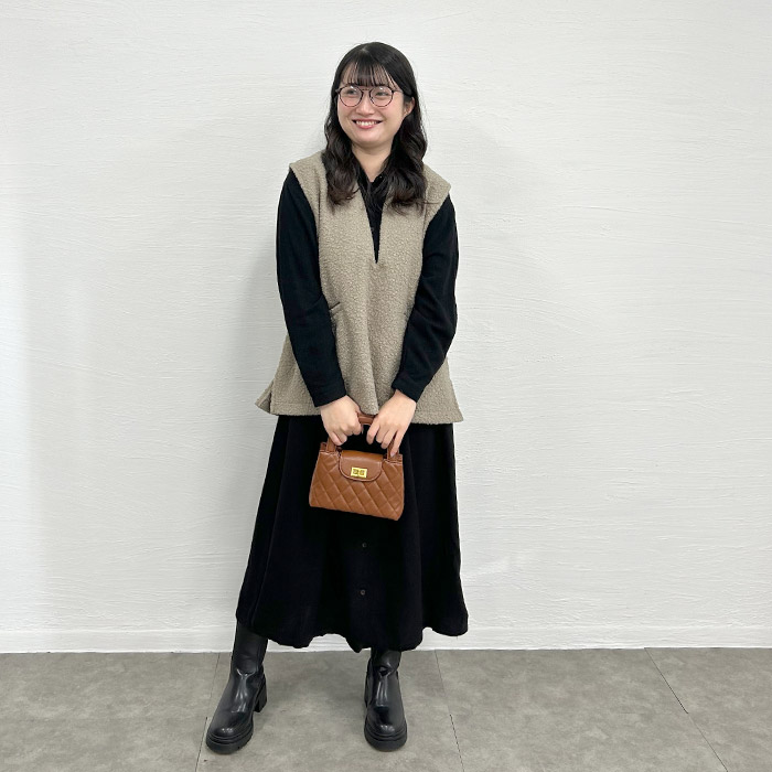 リネン混ブラウジングシャツワンピースと深キーネックブークレベスト