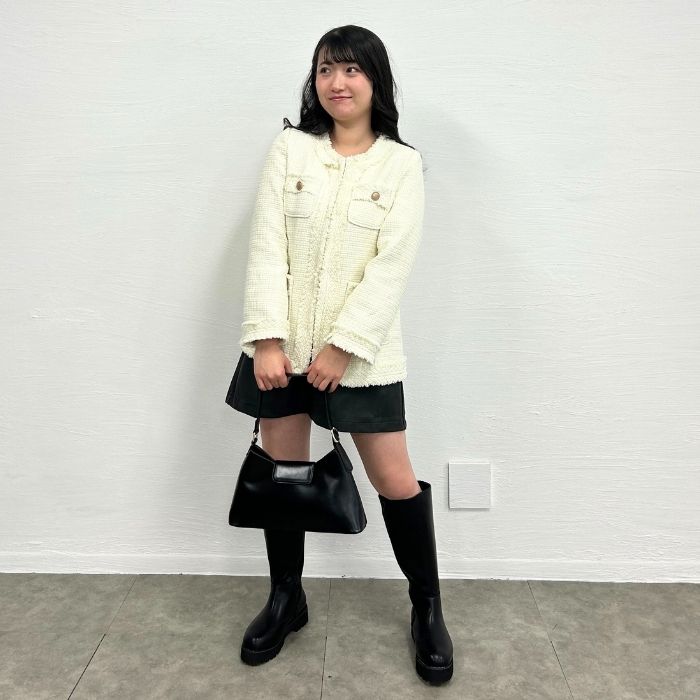ノーカラーツイードジャケットとフェイクレザー台形ミニスカパンと甲高幅広4E厚底ニットコンビロングブーツ
