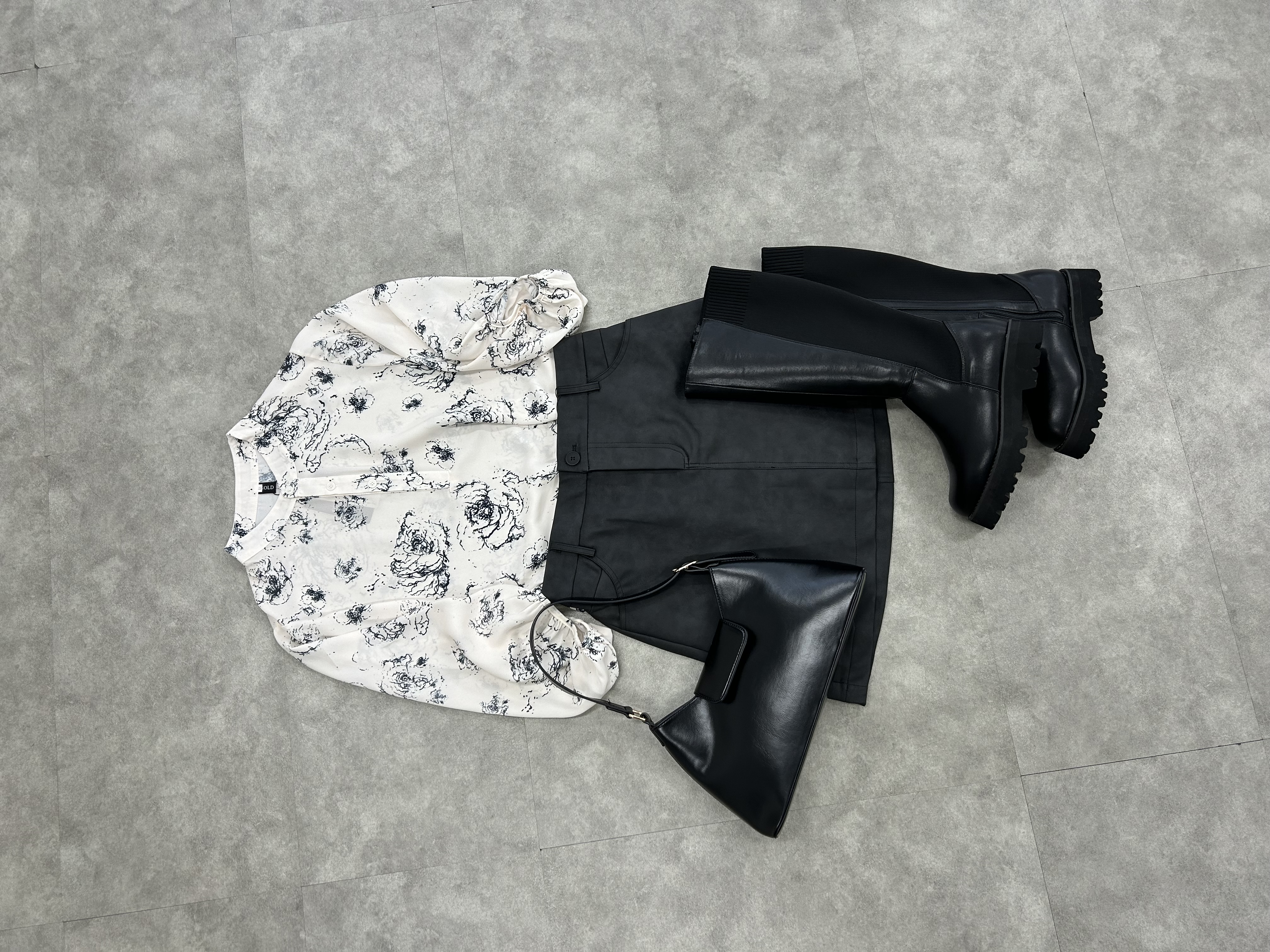 スタンドカラー花柄シアーブラウスとフェイクレザー台形ミニスカパン