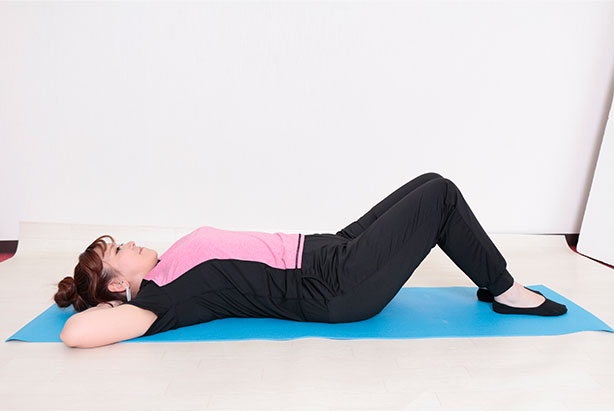 【①仰向けになって両膝を立てる】の解説