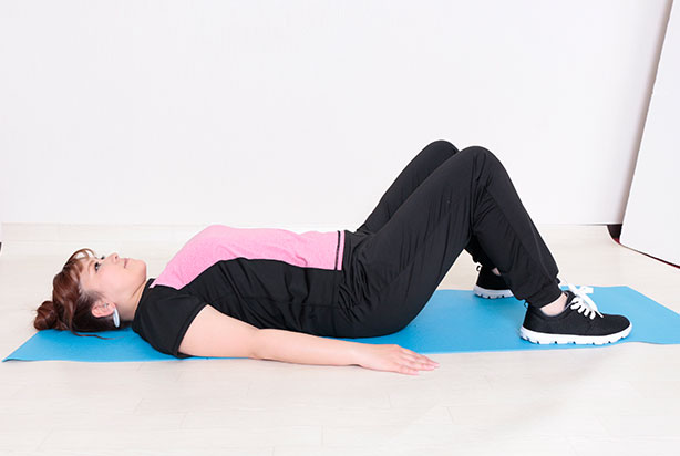 【①膝を立てて肩幅程度に脚を開く】の解説