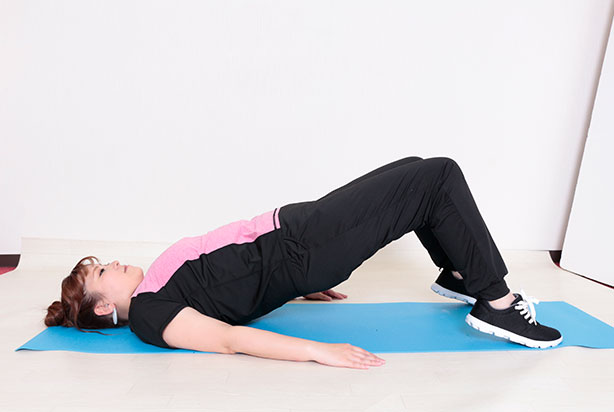 【②踵で床を押すようにお尻を持ち上げていく】の解説