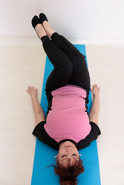 【②太ももを90度の角度で足先を左右に大きく揺する】の解説