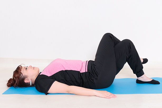 【①仰向けになって膝を組む】の解説