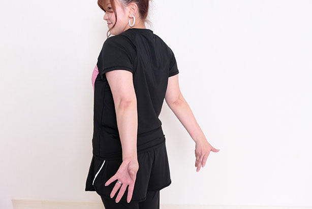 【①両腕を後ろに真っすぐ上げる】の解説