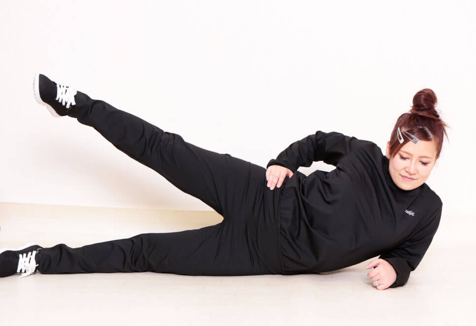 スポーツウェアのモデル着用イメージ(エクササイズのシーン)