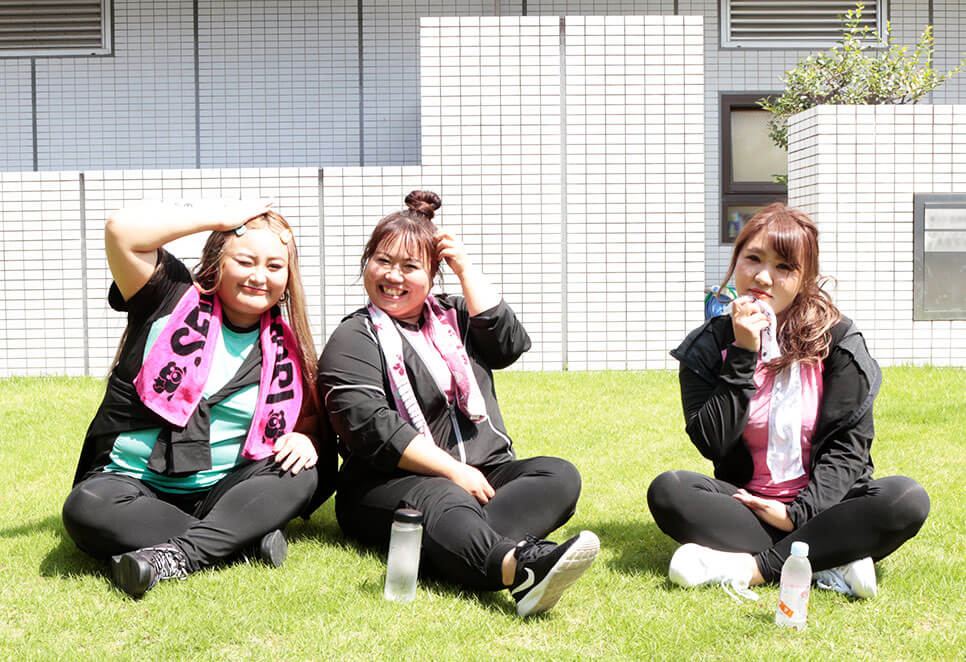 スポーツウェアのモデル着用イメージ(3人で集まって休憩中のシーン)