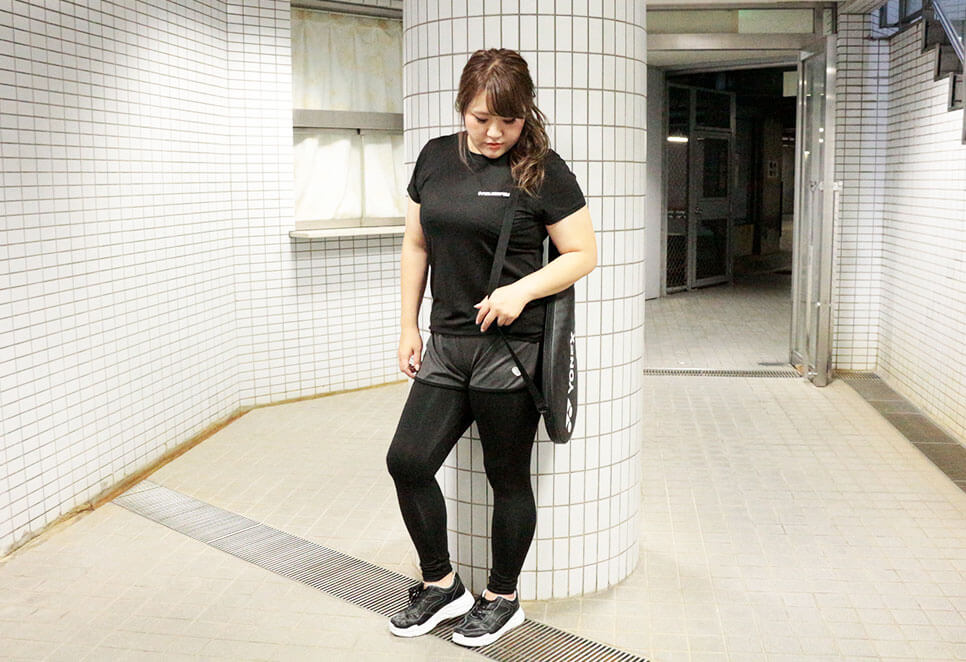 スポーツウェアのモデル着用イメージ(ポーズを決めているシーン)