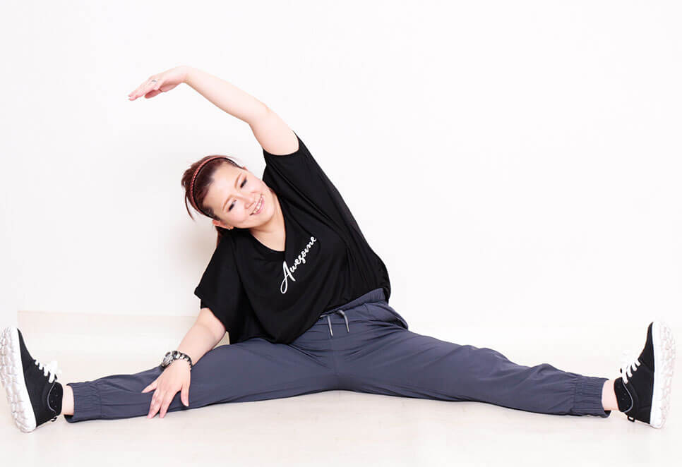 スポーツウェアのモデル着用イメージ(準備運動でストレッチをしているシーン)