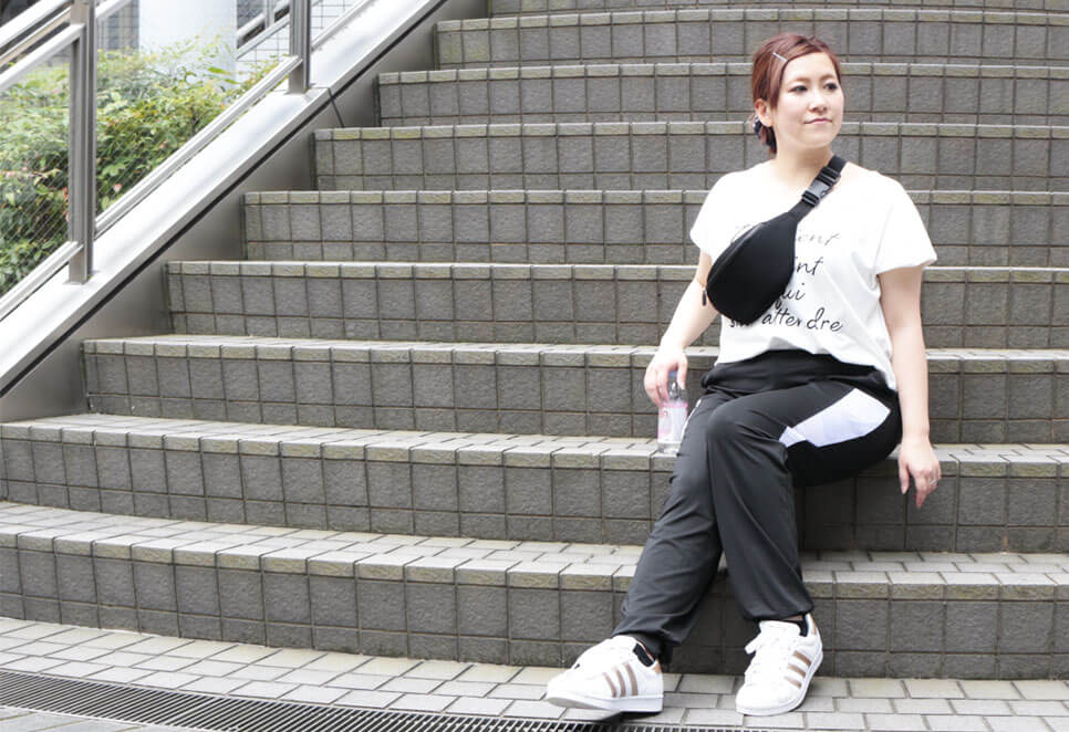 スポーツウェアのモデル着用イメージ(ちょっと休憩をしているシーン)