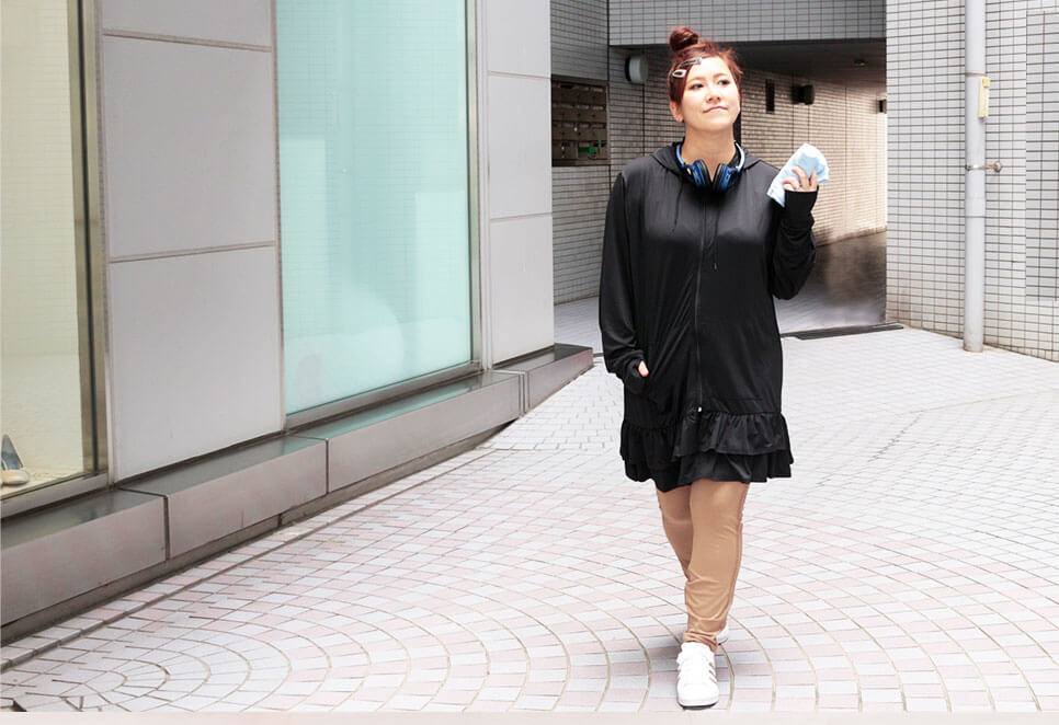 スポーツウェアのモデル着用イメージ(笑顔で手を振っているシーン)