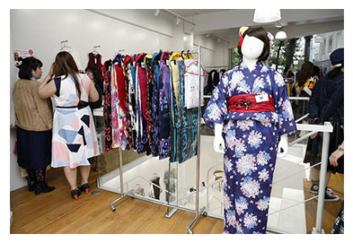 服を選んでいる