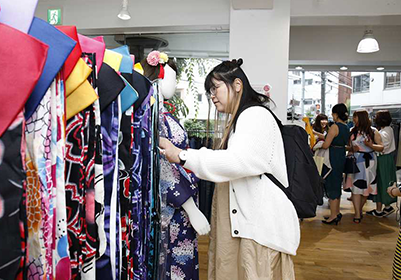 服を選んでいる女性