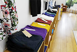 新作のレディース服が並んでいる