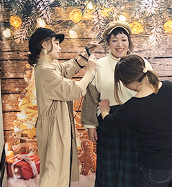 服を試着して撮影しているシーン