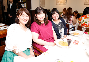 3人の女性が記念撮影