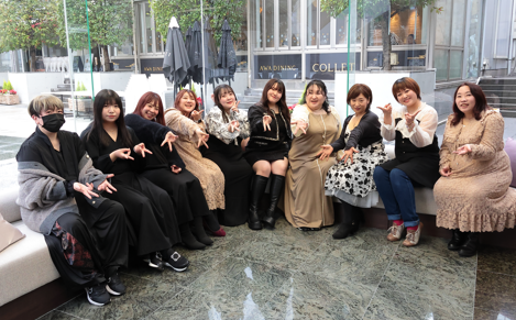 ソファーでみんなで記念撮影