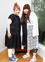 女性2人の撮影会のワンシーン