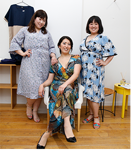 女性3人の撮影会のワンシーン