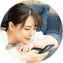 レビューを見ているお客様イメージ3